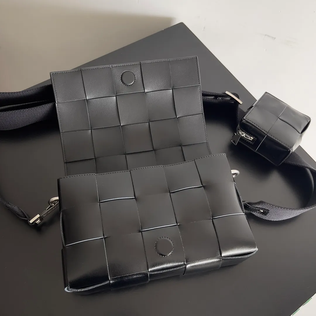 Batch 2120 bv two-in-one cassette bag has a more casual and casual cool. The leather is stiff and has a slight leather luster. Different colors are available. 🙈 The crossbody bag that handsome guys love to carry when going out is super handsome. It is fashionable and fashionable~ The capacity is very sufficient for daily commuting. The small bag can hold headphones. One bag is multi-purpose! ! Style number: 741777 Size: 26*16*6.5cm